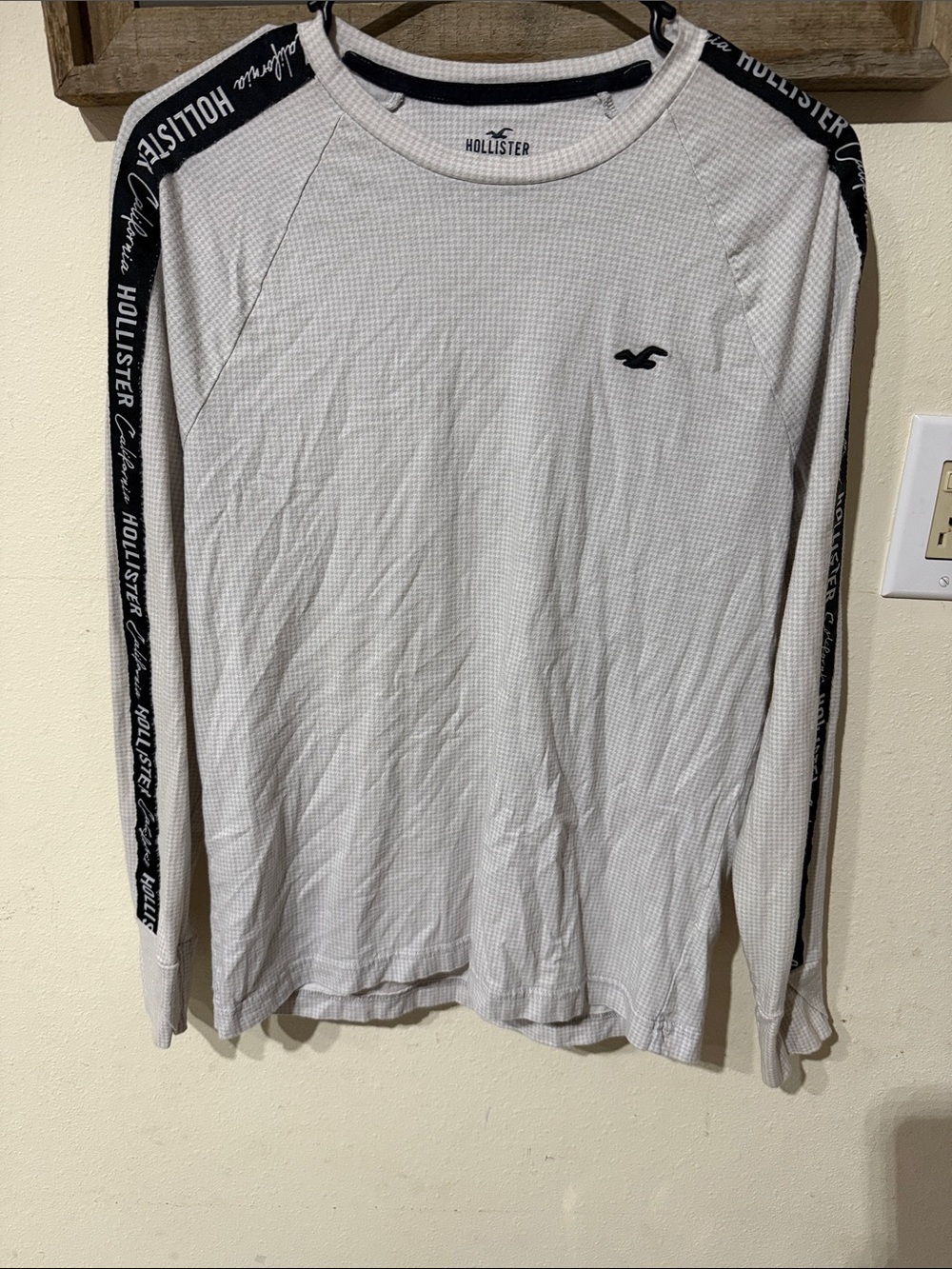 Hollister Men's Small Gray & White Houndstooth Logo Tape Long Sleeve